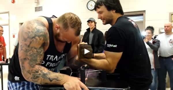Devon Larratt vs. Hafthor Bjornsson “The Mountain” from Game of Thrones │ Capture by XSportNews from the video Devon Larratt vs. Hafthor Bjornsson “The Mountain” from Game of Thrones │ Capture by XSportNews from the video