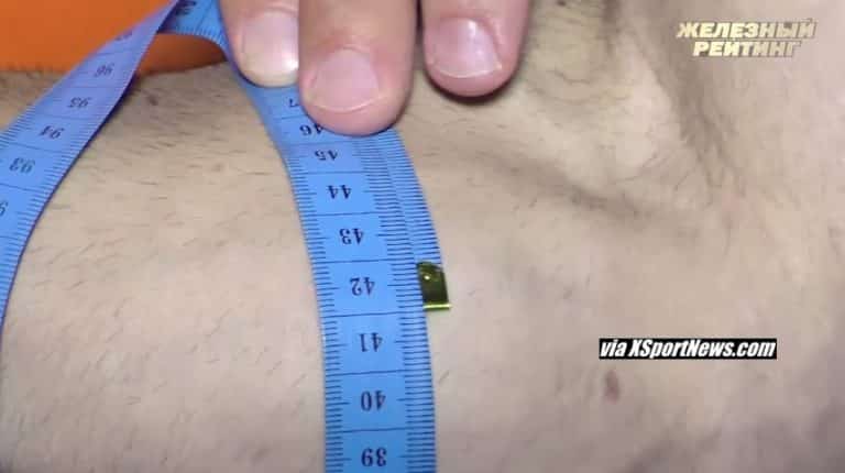 Denis Cyplenkov forearm size, 42 cm (16.5 inches) close-up measurement made in 2015 │ Capture by XSportNews from the Iron Rating video