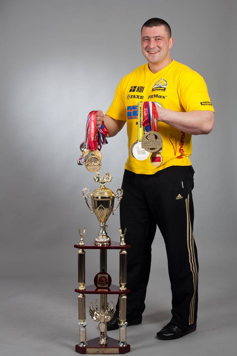 Andrey Pushkar – medals and trophy │ Photo Source: FitMax.pl