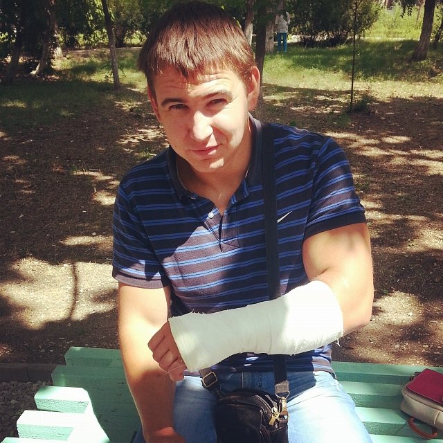 Artem Taynov - injured left arm