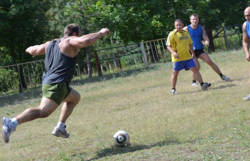 Denis Cyplenkov - flying / playing football :) │ Image Source: Dmitriy Shkolnikov - steelfactor.ru