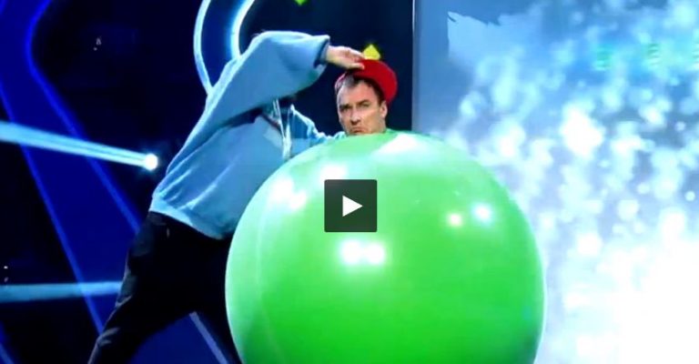 Alexey Voevoda - Balloon Dance on "I can !" TV Show, Russia 1 │ Capture by XSportNews from the video
