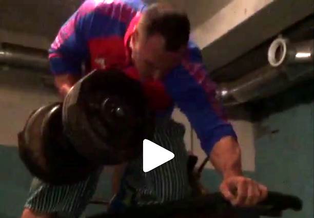 Alexey Voevoda – 133.5 kg One Arm Dumbbell Row │ Capture by XSportNews from the video