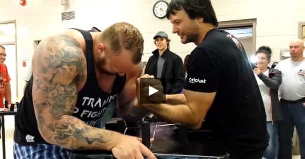 Devon Larratt vs. Hafthor Bjornsson “The Mountain” from Game of Thrones │ Capture by XSportNews from the video